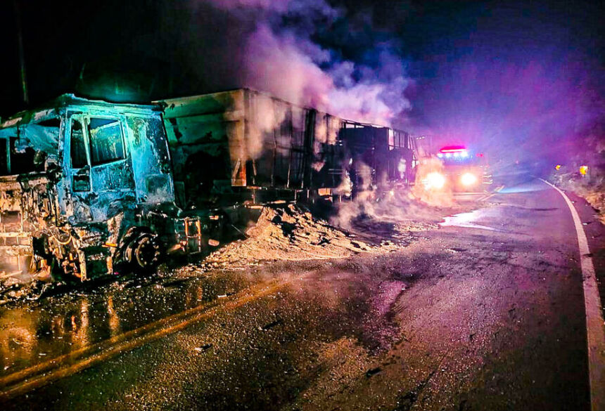 Carreta carregada cimento é engolida pelo fogo e fica totalmente