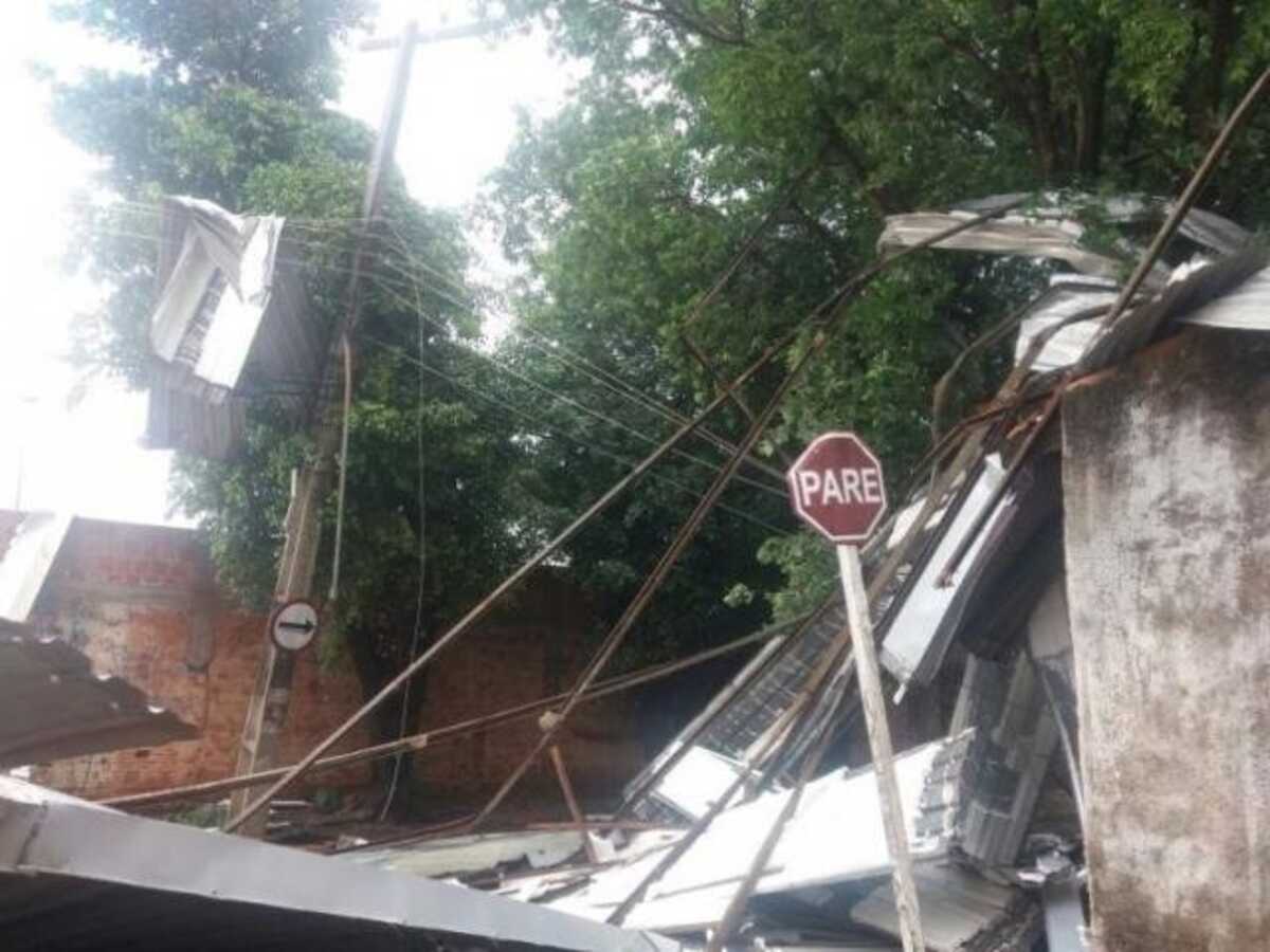 Temporal De Meia Hora Derruba Telhado Que Atinge Casas E Poste Em