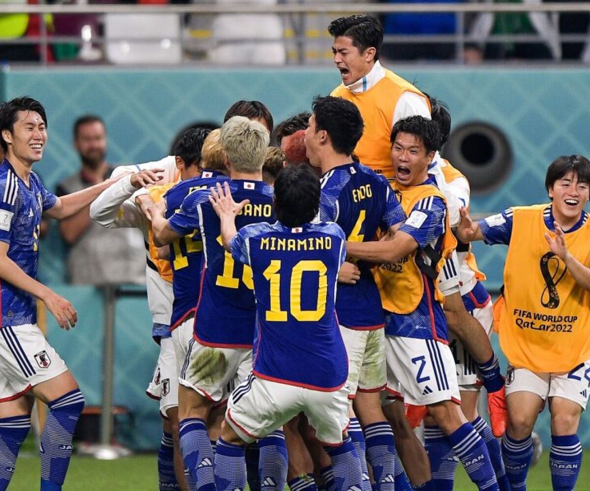 Jogadores da Alemanha protestam contra a Fifa em jogo contra Japão