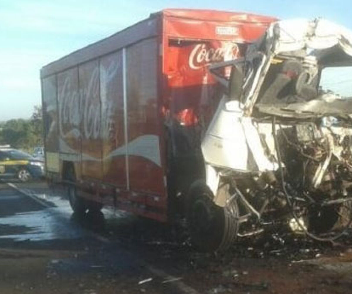 Acidente entre dois caminhões deixa motorista morto na BR-262 - Fátima News
