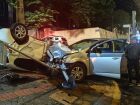 Carro fica destruído em capotamento na Espírito Santo com a Afonso Pena