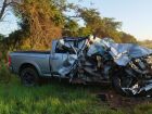 Batida frontal com carreta deixa Dodge RAM destruída, condutor foi preso no local