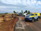 Mulher morre e marido fica gravemente ferido em acidente entre carro e caminhão