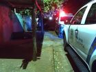 Jovem é perseguido por dupla de moto e assassinado após correr para dentro de uma casa