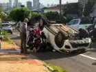 Motorista dorme ao volante, capota e atinge carro e caminhonete