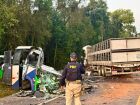 Acidente entre ônibus e caminhão mata 23 pessoas em estrada no Paraná