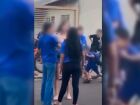 Mãe de aluna agride adolescente durante briga na saída de escola no MS (vídeo)