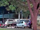 Motociclista morre após ser prensada entre caminhão e carro em MS