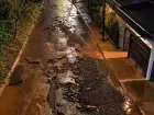 Enxurrada em Campo Grande faz rua virar rio com "chafariz" em frente à igreja