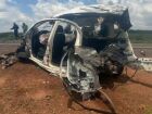 Jovem de 19 anos morre após carro bater em carreta