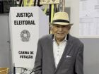 Exemplo de democracia aos 103 anos: Eleitor mais antigo de VICENTINA vota com elegância e alegria