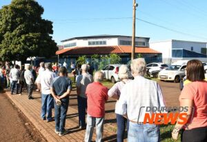 Vacinação contra a Covid faz idosos 'amanhecerem' na fila em Dourados