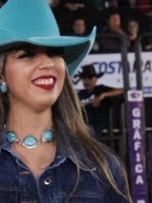 Jeniffer Gimenez, talento de Angélica/MS no uso do berrante, brilha na final do rodeio na Expoad