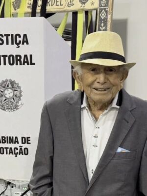 Exemplo de democracia aos 103 anos: Eleitor mais antigo de VICENTINA vota com elegância e alegria