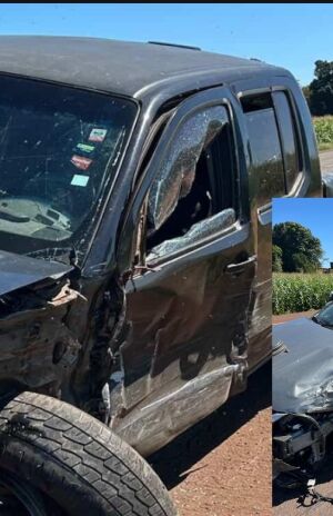 Acidente entre caminhonete Nissan Frontier e Chevrolet Ônix, apesar da gravidade todos saem ilesos