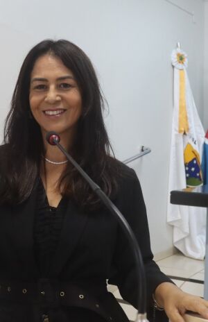 Vereadora Elizangela da Komby pede redutor de velocidade para trecho da Rua Iguassú