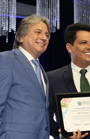 Prefeito Júlio Buguelo recebe a Comenda do Mérito Legislativo da Assembleia de MS