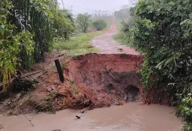 ESTRAGOS das chuvas: Ponte de madeira é levada durante chuva