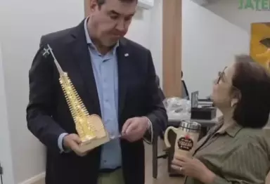 Jateí: Prefeita Cileide Cabral entrega convite ao governador Eduardo Riedel para Festa da Fogueira
