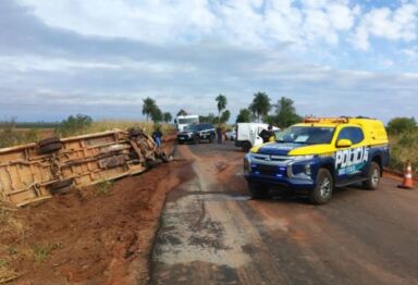 Mulher morre e marido fica gravemente ferido em acidente entre carro e caminhão