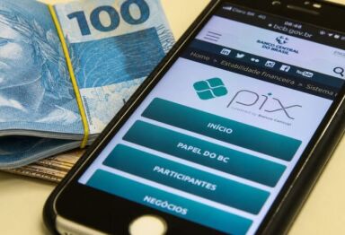 Pix reduziu uso de dinheiro em espécie para 61% dos brasileiros, revela Serasa