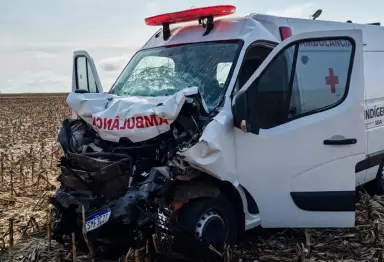 Paciente morre após ambulância de transporte de saúde bater em carreta na BR-060 de MS