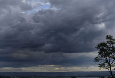 Frente fria mantém chuva e derruba temperaturas em Dourados e região