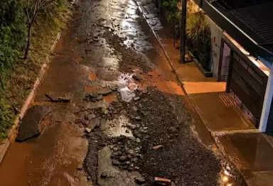 Enxurrada em Campo Grande faz rua virar rio com "chafariz" em frente à igreja