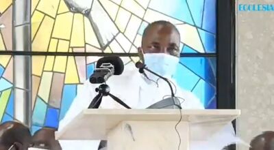 Padre caiu e morreu durante a missa