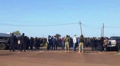 Policiais, militares e manifestantes em ponto de concentração para protesto, nesta manhã