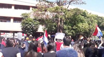 Manifestantes em frente à Aduana paraguaia, em Pedro Juan Caballero