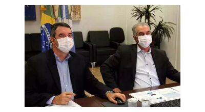 Secretário estadual de Governo, Eduardo Riedel, ao lado do governador Reinaldo Azambuja (PSDB), durante reunião
