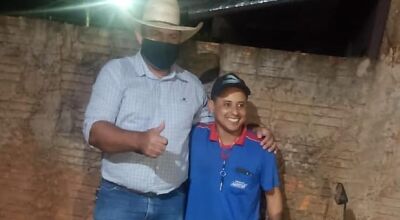 José Aparecido radiante quando da entrega de seu meio de transporte.
