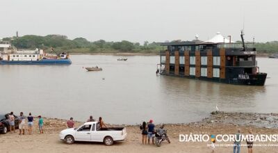 Barco Peralta foi desencalhado com apoio de um rebocador de bandeira paraguaia nesta manhã