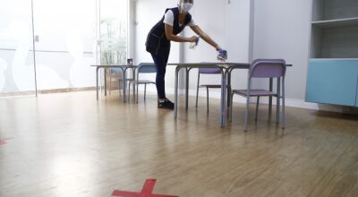 Marcação com um X para indicar espaçamento dos alunos, Escola Espaço Livre
