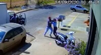 As imagens mostram que a vítima estava prestes a sair de moto