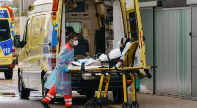 Paramédico retira mulher de uma ambulância na entrada de hospital em Burgos, na Espanha, na quarta-feira (21) Foto: Cesar Manso/AFP