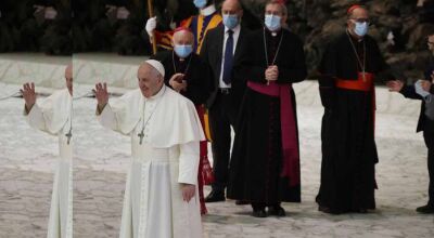 Papa Francisco acena para o público durante a audiência de 21 de outubro de 2020 Foto: Gregorio Borgia/AP