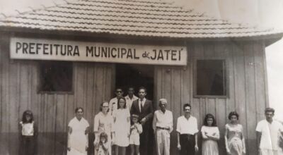 Prefeito com os trabalhadores do serviço público municipal na primeira Prefeitura de Jateí