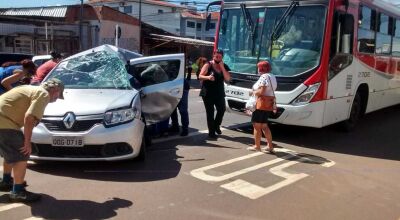 Carro ficou destruído após colisão com ônibus (Foto: Simão Nogueira)