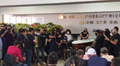 Zezé Di Camargo canta durante velório do pai, Francisco Camargo, em Goiânia Foto: Vítor Santana G1