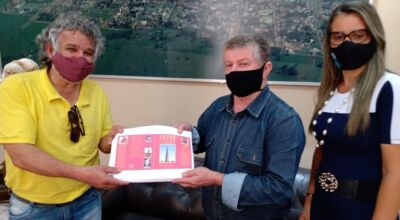 O editor Nicanor Coelho com o prefeito Eraldo Leite e a secretária Telma Gandine: Autorização para impressão do livro Fotos: Elias Ferreira
