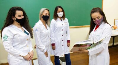 Coordenadora do curso de Nutrição da UNIGRAN, Aline Onishi, acompanhada das egressas ingressantes na residência