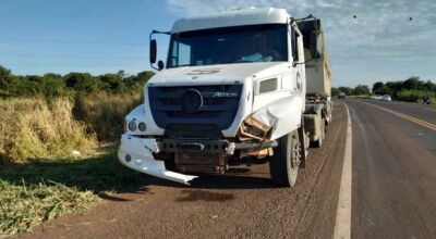 Carreta ficou com a frente destruída - Crédito: Willian Leite
