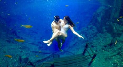 Casal utiliza escada da Lagoa Misteriosa durante mergulho Foto: Redes Sociais