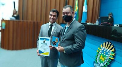 Radialista Pena Branca recebendo das mãos do deputado estadual Marçal Filho (PSDB)