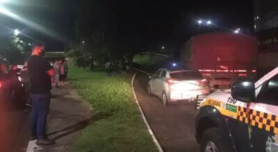 Acidente aconteceu na alça de acesso da Av. Ernesto Geisel com Av. Mascarenhas. (Foto: Bruna Marques) - CREDITO: CAMPO GRANDE NEWS