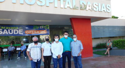 Deputado Marçal Filho com equipe da direção do Hospital da Sias