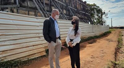 Com o prefeito de Ponta Porã, Hélio Peluffo, a deputada estadual Mara Caseiro falou sobre a importância da restauração do Castelinho para a Cultura de Mato Grosso do Sul