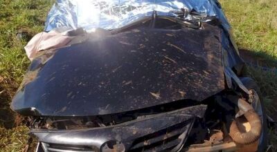 Toyoa Corolla, dirigido pelo policial ficou destruído (Foto: Corpo de Bombeiros Militar )